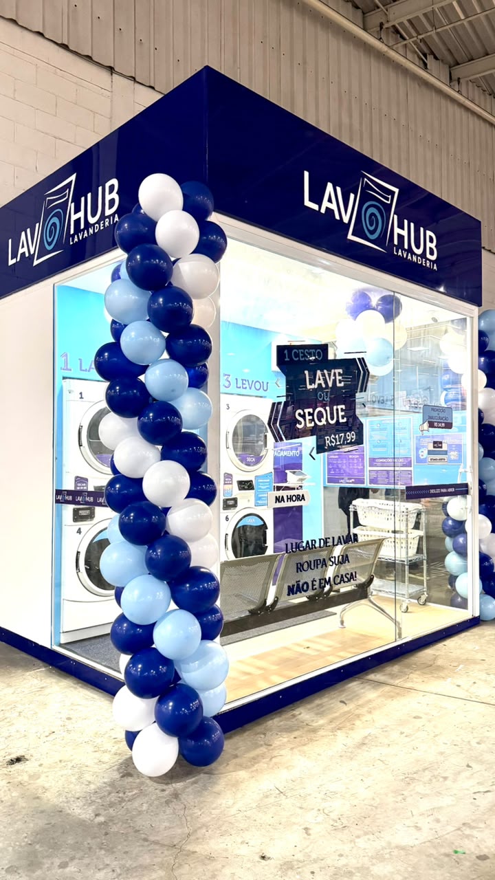 Fachada de uma loja LAV HUB Lavanderia em dia de inauguração