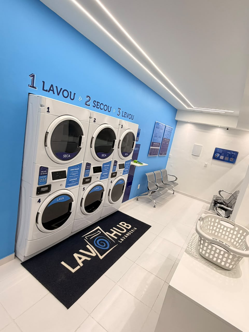 Salão da unidade LAV HUB com área de espera e cestos