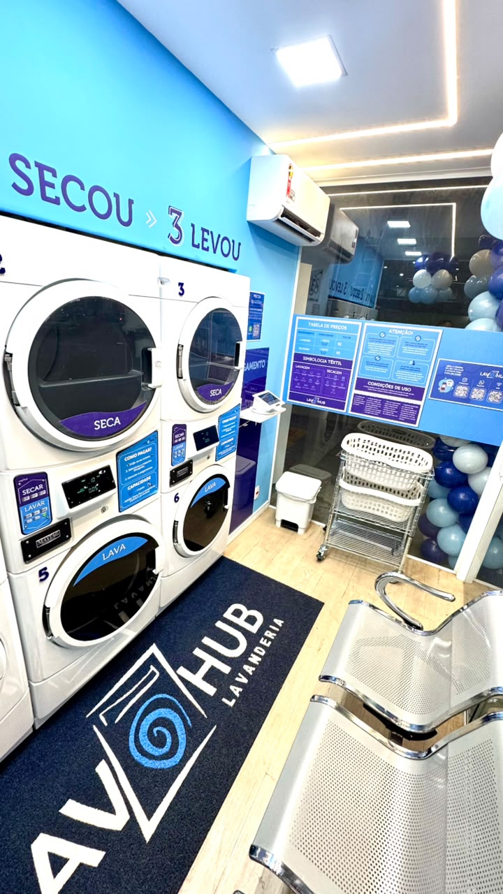 Interior de uma unidade LAV HUB com máquinas Maytag de lavar e secar